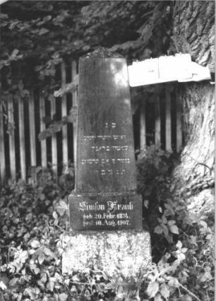 Grabstein 43 (Index: 100106572) Material: Granit Zustand: gut Maße HxBxT: 142x40x27 cm Beschreibung: obeliskenartige Stele, getreppter Sockel: Grabstein 43