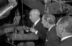 Lörrach: Heuss an einer Maschine; Hans Stössel und Heuss