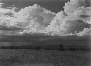 Savanne : Regenwolken über einer Savanne in Tansania