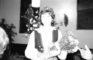 Freiburg: Kaufhaussaal; Badische Weinkönigin 1980; am Mikrophon; Portrait