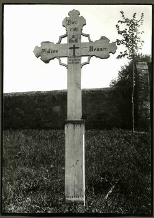 Friedhof. Grabkreuz aus Holz. Philipp Renner, +1854