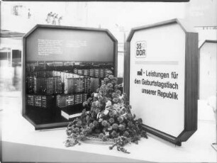 Leipziger Herbstmesse (Vormesse), 1984. Aufsteller zum 35. Jahrestag der DDR