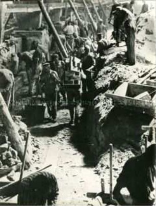 KZ-Häftlinge aus Sachsenhausen in der Tongrube im Klinkerwerk