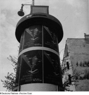 Berlin. Litfaßsäule mit Werbung für die Berliner Frühjahrsmesse