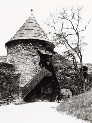 Elsterberg, Ruine der Burg Elsterberg, Blick auf Tor und Turm