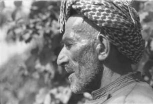 Mann mit Turban : Portrait eines Mannes im Profil, der eine Kufiya als Turban trägt