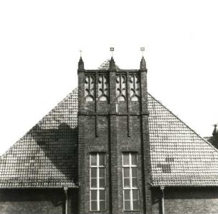 Cottbus, Muskauer Platz 30/31. Schule (Sandower Gemeindeschule VI; 1913/1956, Mäckelt), Risalit