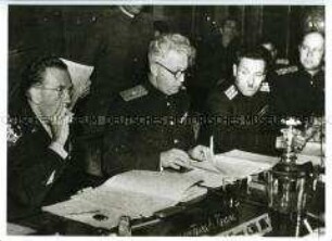 Der amerikanische Kommandant Keating und Generalmajor Kotikow