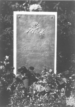 Grabstein für Hermann Julius Richter : Dresden. Grabstein für Hermann Julius Richter. Sandstein, Bronze (1936; E. Richter)