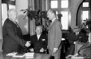 Freiburg: Regierungspräsidium; Bundesverdienstkreuz für Georg Menges; Regierungspräsident Dichtel überreicht es