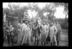 Soldaten an Lazarett-Pferdewagen (Gruppenbild)