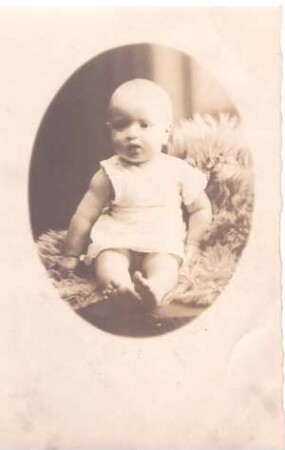 Foto Baby auf einem Fell