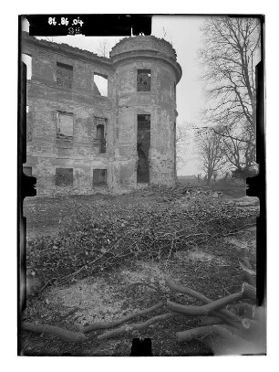 Dargun. Schloßruine (Zerstörung 1945). Teilansicht mit Eckturm
