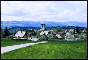 St. Märgen: Frühling, Blick vom Rankmühlenweg auf St. Märgen