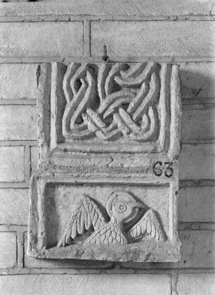 Fragment eines Reliefs mit Flechtmuster und Vogel