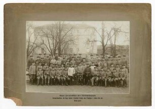 Offiziere und Unteroffiziere der 1. Feld-Ersatz-Kompanie sitzend und stehend, Garnision Stuttgart