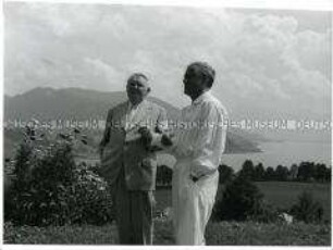Ludwig Erhard und Architekt Sep Ruf im Garten des Hauses am Tegernsee