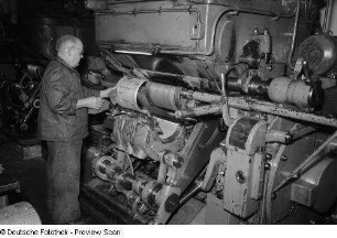 Arbeiter an einer Druckmaschine