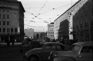 Stuttgart: Lautenschlagerstraße, "Metropol Palast", Vordergrund Autos