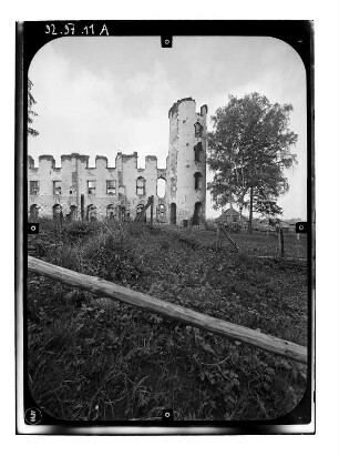 Dargun. Schloßruine (Zerstörung 1945). Teilansicht mit Eckturm