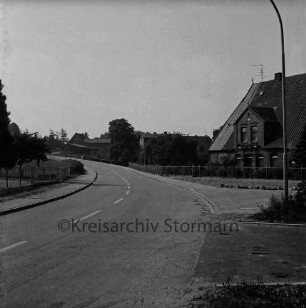 Meddewade: Alte Dorfstraße: rechts und hinten Häuser und Vorgärten: vorn rechts Abzweigung und Auffahrt