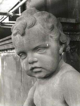 Putto als Jäger mit Hund. Um 1905. Sandstein. Figur auf dem Ständehaus, Brustbild. Fotografie während der Substanzsicherung/Wiederaufbau Dach. Dresden-Altstadt, Schloßplatz 1