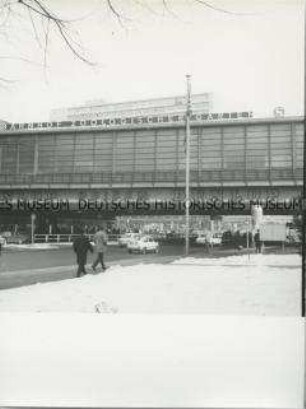 Am Berliner S- und U-Bahnhof Zoologischer Garten