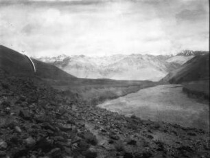 Indien. Kashmir. Ladakh. Muztagh-Karakorum. Rimdi-Tal bei Pamsal mit Flußterrassen gegen Tschangtschenberge