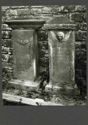 Friedhof. Zwei Grabsteine, heller Sandstein