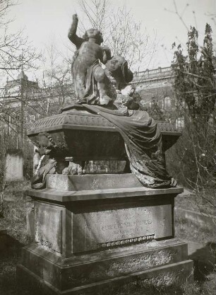 Dresden, Eliasfriedhof. Grabmal der Familie Eichhoff. Sarkophag mit Putten