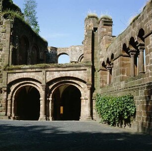 Gelnhausen. Ehemalige Kaiserpfalz. Palas, Torhalle und Bergfried von Südosten