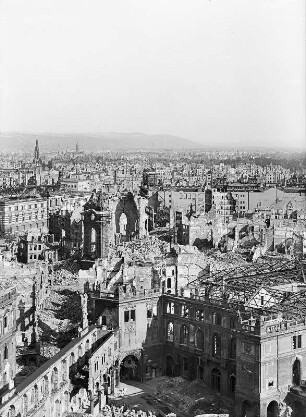Dresden. Blick vom Georgentor nach Osten auf die Ruinen von Stallhof, Johanneum, Neumarkt und Frauenkirche