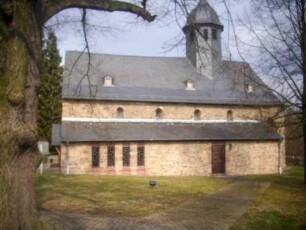 Langhaus (Spätromanische Gründung 13 Jh) mit neuem Seitenschiff (historisierender Ersatz des im 15 Jh abgerissenen im 20 Jh) von Süden über Kirchhof