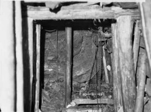 Steinkohlenschacht. 21. Lichtloch, Abbausohle. Am 15.01.1944 zusammengebrochener Streb mit verschütteter Schüttelrutsche (Motor am Flaschenzug) : Wurgwitz-Niederhermsdorf. Steinkohlenschacht. 21. Lichtloch, Abbausohle. Am 15.01.1944 zusammengebrochener Streb mit verschütteter Schüttelrutsche (Motor am Flaschenzug)