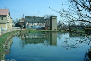 Dorfteich mit Spritzenhaus, anliegende Häuser