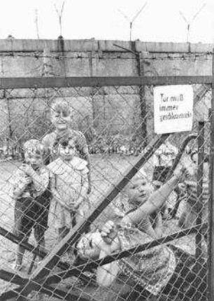 Kinder an der Berliner Mauer