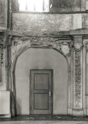 Dresden-Altstadt. Kreuzkirche (1897-1900; R. Schilling, J. Gräbner und 1946/1955; F. Steudtner). Wandfeld mit Tür an der Südseite des Altarraums