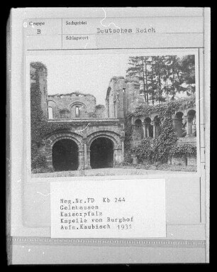 Gelnhausen. Kaiserpfalz Gelnhausen (1160/1180). Blick vom Burghof zur Torhalle und Kapelle (15. Jahrhundert)