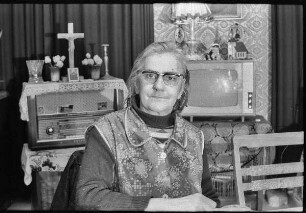 Frau in ihrem Wohnzimmer
