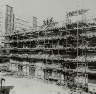 Dresden-Neustadt. Wiederaufbau der Markthalle, Metallrohrgerüst an der Schmalseite Straße der Einheit, 1986