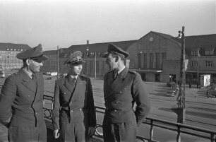 Bundeswehr in Karlsruhe. Eröffnung der "Annahmestelle Luftwaffe" des Bundesministeriums für Verteidigung im ehemaligen Hotel "Reichshof", Bahnhofplatz 8.