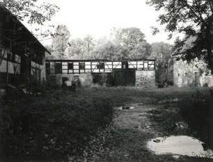 Pulsnitz, Bachstraße 45. Hof Weitzmann (bezeichnet 1854, Perfert um 1420). Hof mit Stallscheune (Ruine)