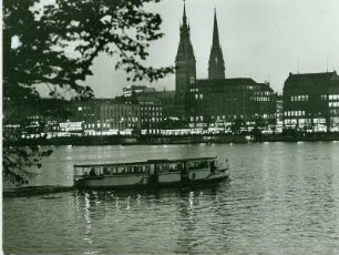 Hamburg-Altadt bei Nacht. Blick über die Binnenalster zum Jungfernstieg. Im Hintergrund die Türme des Hamburger Rathauses und dem Mahnmal St. Nikolai