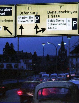 Freiburg: Leuchtende Vorrichtungsschilder, Brücke in der Kronenstraße