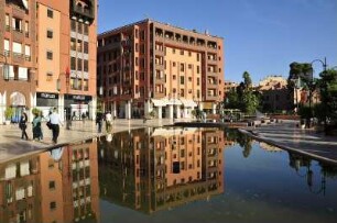 Wohnhäuser spiegeln sich im Wasserbecken : Die modernen Wohn-und Geschäftshäuser im Zentrum des Viertels Hivernage von Marrakesch spiegeln sich in einem Wasserbecken. Aufgenommen am 07.11.2008