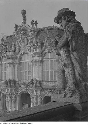 Wallpavillon : Dresden. Zwinger. Blick vom Putto mit Hut auf die Balustrade zum Wallpavillon (1716-1718; M. D. Pöppelmann)