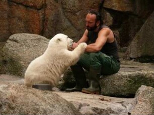 Berliner Zoo, der kleine Eisbär Knut und Pfleger Thomas Dörflein, 22. Juni 2007