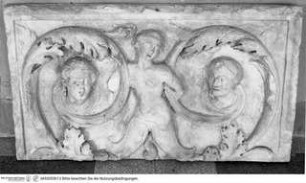Fragmente einer Marmor(?)-Dekoration mit florealen, vegetabilen und Grotesken-Motiven, Harpye mit Akanthus-Blättern