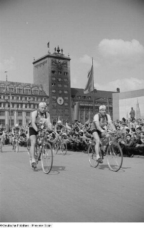 Radrennfahrer auf dem Karl-Marx-Platz (heutiger Augustusplatz)