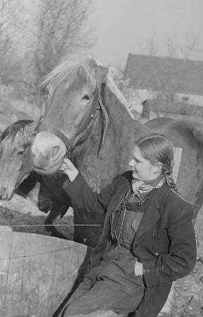 Reportage vom Volksgut Struppen : Mädchen mit einem Pferd